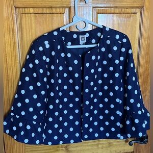 Three quarter sleeve dress jacket.